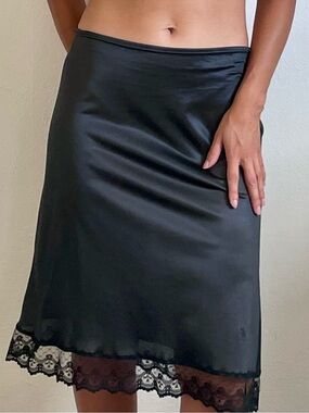 NWOT Vintage DVF Diane Von Furstenberg Black Lace Half Slip M/L